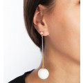 Boucles d'oreilles pendantes avec boules blanches - Poli Joias