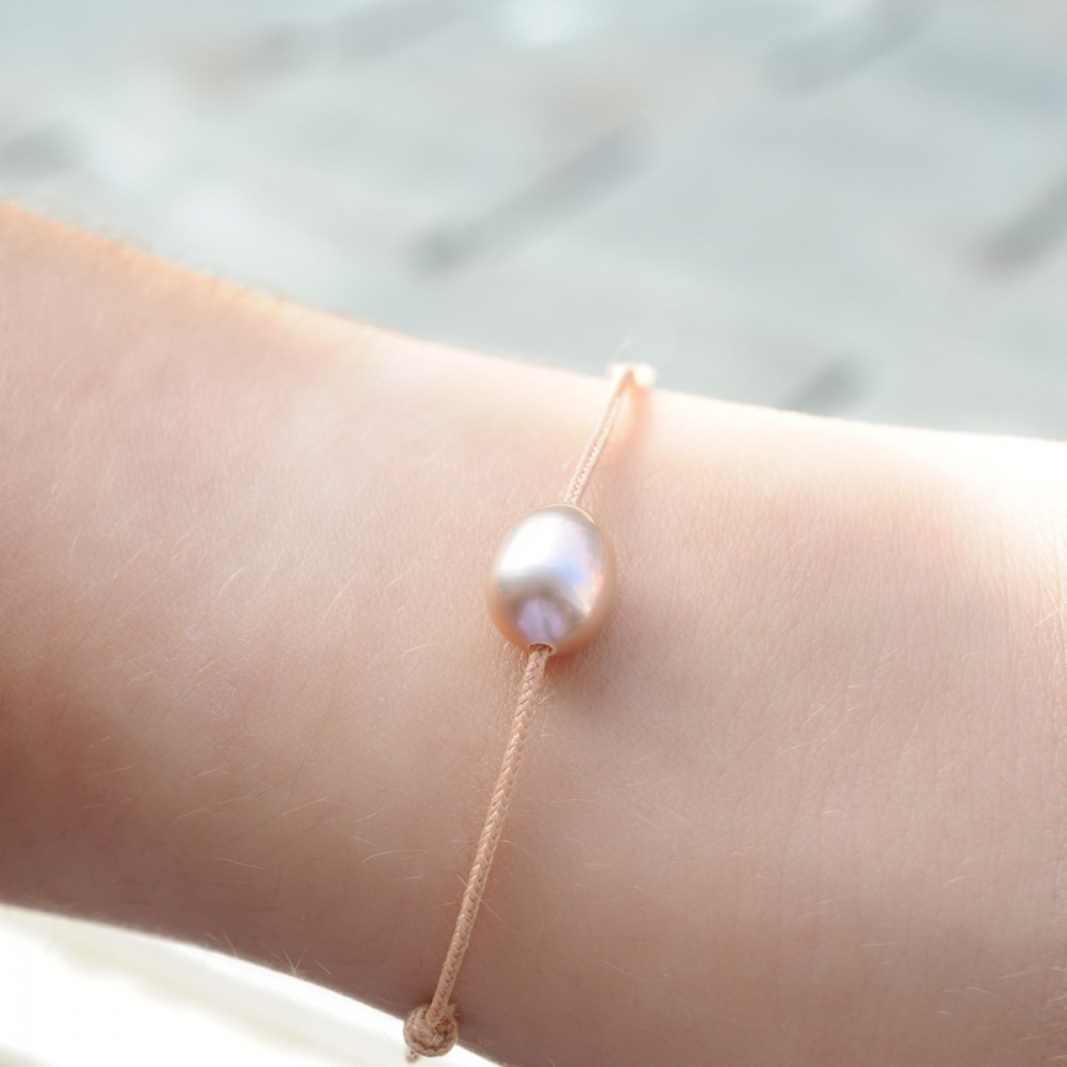 Bracelet avec un cordon ocre et une perle dorée - Tikopia